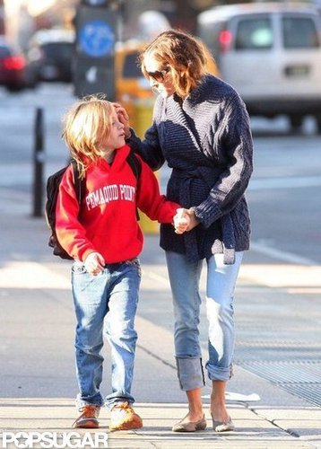 Sarah Jessica Parker wrapped herself up in a sweater as she walked with James Wilkie.
Sarah Jessica Parker wrapped herself up in a sweater as she walked with James Wilkie.