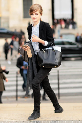 A preppy-sweet style, made more adorable with a ruffled blouse and brogues.
A preppy-sweet style, made more adorable with a ruffled blouse and brogues.