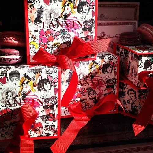 Ever wonder what a Lanvin macaron tastes like? Bubblegum!
Ever wonder what a Lanvin macaron tastes like? Bubblegum!