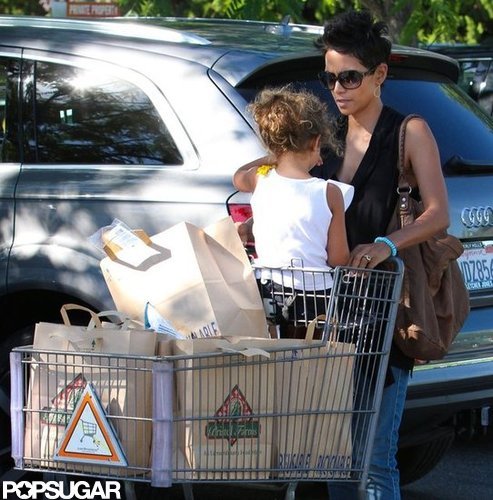 Halle Berry and Nahla Aubry grocery shopped in LA.
Halle Berry and Nahla Aubry grocery shopped in LA.