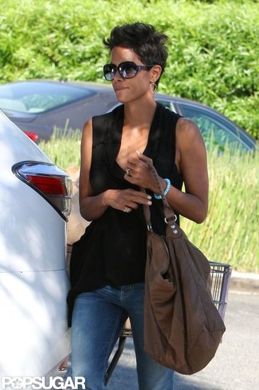 Halle Berry wore a sleeveless shirt to the grocery store.
Halle Berry wore a sleeveless shirt to the grocery store.