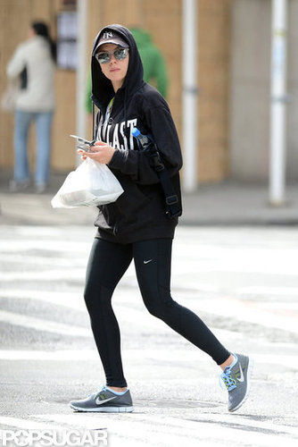 Scarlett Johansson wore a black hooded sweatshirt to hit the gym in NYC.
Scarlett Johansson wore a black hooded sweatshirt to hit the gym in NYC.