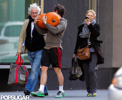 Pregnant Claire Danes took pictures of Hugh Dancy carrying pumpkins in Toronto.
Pregnant Claire Danes took pictures of Hugh Dancy carrying pumpkins in Toronto.