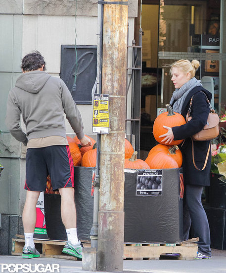 Pregnant Claire Danes went shopping for pumpkins in Toronto with Hugh Dancy.
Pregnant Claire Danes went shopping for pumpkins in Toronto with Hugh Dancy.