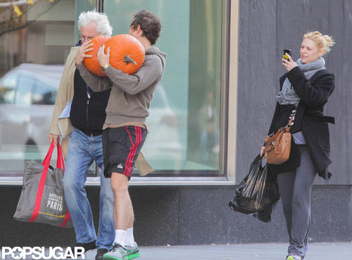 Claire Danes captured a photo of Hugh Dancy carrying pumpkins in Toronto.
Claire Danes captured a photo of Hugh Dancy carrying pumpkins in Toronto.