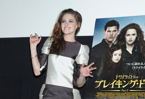Kristen Stewart smiled at an event to promote Breaking Dawn Part 2 in Japan.
Kristen Stewart smiled at an event to promote Breaking Dawn Part 2 in Japan.