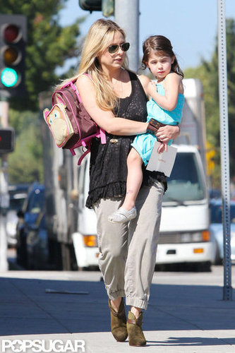 Sarah Michelle Gellar carried Charlotte Prinze and her backpack.
Sarah Michelle Gellar carried Charlotte Prinze and her backpack.