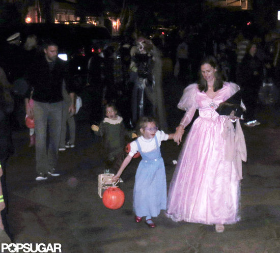 Jennifer Garner, Ben Affleck, Violet and Seraphina all wore costumes from Wizard of Oz to go trick or treating in Malibu on Halloween.
Jennifer Garner, Ben Affleck, Violet and Seraphina all wore costumes from Wizard of Oz to go trick or treating in Malibu on Halloween.