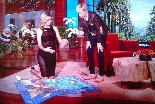 Heidi Klum and Ellen DeGeneres showed off their voter's pride, both donning stickers when Heidi visited the show.
Source: Twitter user heidiklum
Heidi Klum and Ellen DeGeneres showed off their voter's pride, both donning stickers when Heidi visited the show.
Source: Twitter user heidiklum