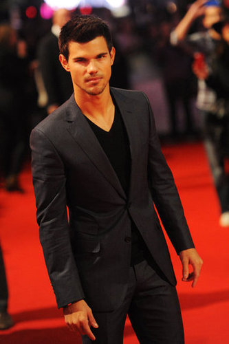 Kristen Shows Skin at Twilight's UK Premiere With Rob Kristen Shows Skin at Twilight's UK Premiere With Rob