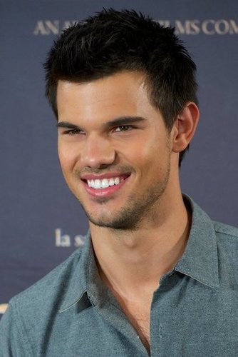 Taylor Lautner smiled at the Breaking Dawn — Part 2 photo call in Madrid.
Taylor Lautner smiled at the Breaking Dawn — Part 2 photo call in Madrid.
