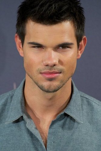 Taylor Lautner smiled for photos at the Breaking Dawn — Part 2 photo call in Madrid.
Taylor Lautner smiled for photos at the Breaking Dawn — Part 2 photo call in Madrid.