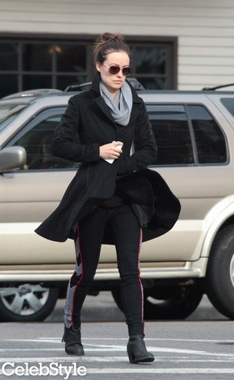 Olivia stepped out in a flared black peacoat, print-paneled Rag & Bone leggings ($286), black ankle boots, classic aviators, and a ribbed scarf.
9141076
Olivia stepped out in a flared black peacoat, print-paneled Rag & Bone leggings ($286), black ankle boots, classic aviators, and a ribbed scarf.
9141076