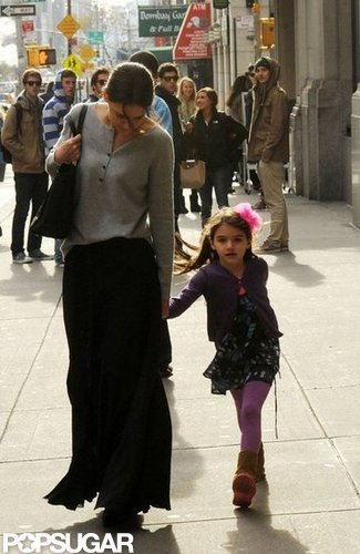 Katie Holmes Gives Suri Cruise a Kiss on the Subway Katie Holmes Gives Suri Cruise a Kiss on the Subway