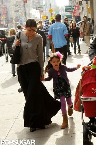 Katie Holmes Gives Suri Cruise a Kiss on the Subway Katie Holmes Gives Suri Cruise a Kiss on the Subway