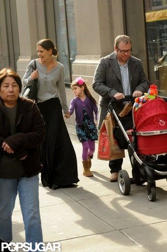 Katie Holmes Gives Suri Cruise a Kiss on the Subway Katie Holmes Gives Suri Cruise a Kiss on the Subway