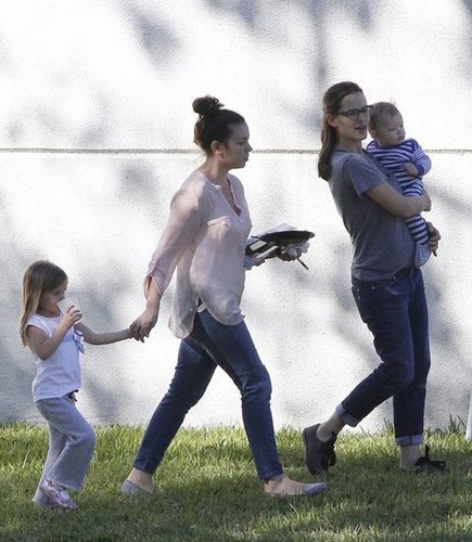 Jennifer Garner Plays Mom on Set With Sera and Samuel Jennifer Garner Plays Mom on Set With Sera and Samuel