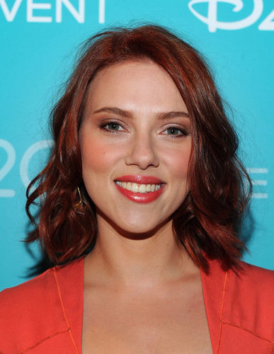 Scarlett kept her makeup, hair, and wardrobe in the red family for a stunning monochromatic look.
Scarlett kept her makeup, hair, and wardrobe in the red family for a stunning monochromatic look.