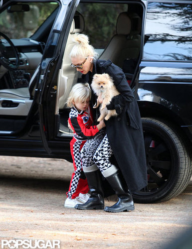 Gwen Stefani got Zuma out of the car in LA.
Gwen Stefani got Zuma out of the car in LA.