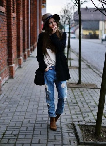 Dressed down doesn't have to mean boring — incite interest with distressed denim and a floppy fedora.
Source: Lookbook.nu
Dressed down doesn't have to mean boring — incite interest with distressed denim and a floppy fedora.
Source: Lookbook.nu