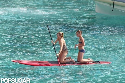 Naomi Splashes Around in a Bikini With Shirtless Liev Schreiber & Sons Naomi Splashes Around in a Bikini With Shirtless Liev Schreiber & Sons