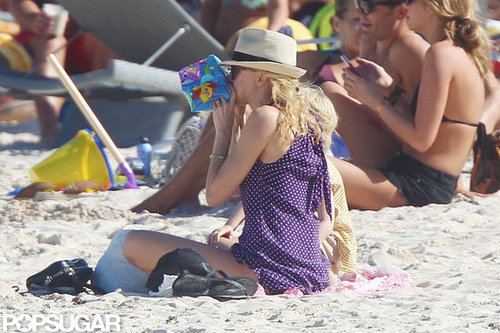 Naomi Splashes Around in a Bikini With Shirtless Liev Schreiber & Sons Naomi Splashes Around in a Bikini With Shirtless Liev Schreiber & Sons