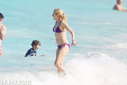 Naomi Splashes Around in a Bikini With Shirtless Liev Schreiber & Sons Naomi Splashes Around in a Bikini With Shirtless Liev Schreiber & Sons