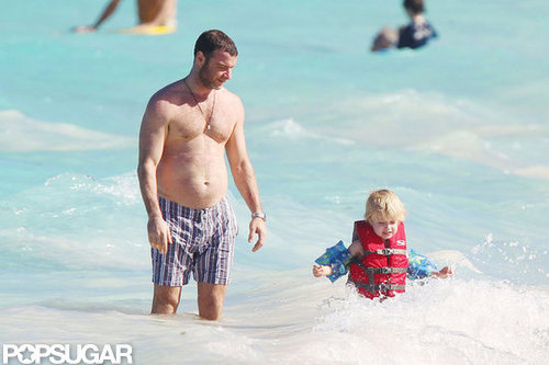 Naomi Splashes Around in a Bikini With Shirtless Liev Schreiber & Sons Naomi Splashes Around in a Bikini With Shirtless Liev Schreiber & Sons