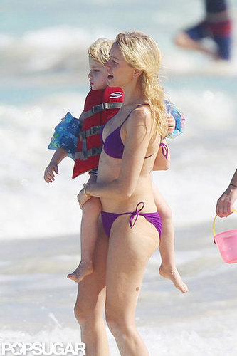 Naomi Splashes Around in a Bikini With Shirtless Liev Schreiber & Sons Naomi Splashes Around in a Bikini With Shirtless Liev Schreiber & Sons