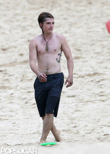 Josh Hutcherson's anchor tattoo was exposed.
Josh Hutcherson's anchor tattoo was exposed.