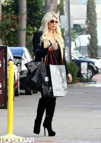 Maybe-Pregnant Jessica Simpson Shops in a Loose Top Maybe-Pregnant Jessica Simpson Shops in a Loose Top