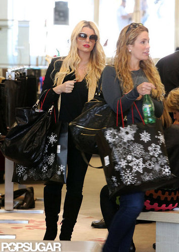 Maybe-Pregnant Jessica Simpson Shops in a Loose Top Maybe-Pregnant Jessica Simpson Shops in a Loose Top