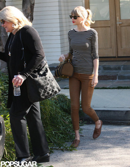 Taylor Swift left her LA home with her mom, Angela Finlay.
Taylor Swift left her LA home with her mom, Angela Finlay.