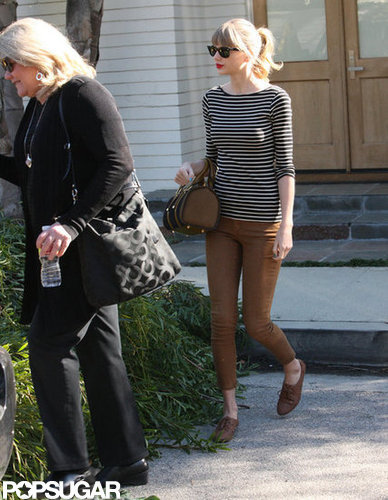 Taylor Swift left her LA home with her mom, Angela Finlay.
Taylor Swift left her LA home with her mom, Angela Finlay.