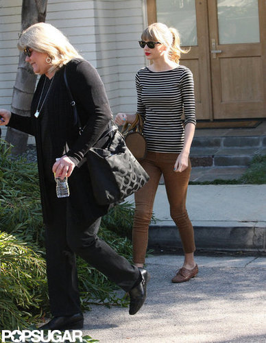 Taylor Swift left her home with her mom.
Taylor Swift left her home with her mom.