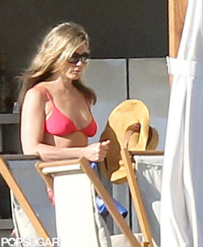 Bikini-Clad Jennifer Aniston Sunbathes in Cabo With Shirtless Justin on Christmas Eve! Bikini-Clad Jennifer Aniston Sunbathes in Cabo With Shirtless Justin on Christmas Eve!