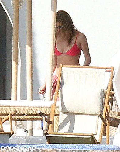 Bikini-Clad Jennifer Aniston Sunbathes in Cabo With Shirtless Justin on Christmas Eve! Bikini-Clad Jennifer Aniston Sunbathes in Cabo With Shirtless Justin on Christmas Eve!