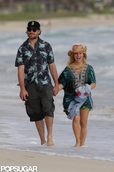 Pregnant Jessica Simpson Strolls on the Beach With Eric Johnson Pregnant Jessica Simpson Strolls on the Beach With Eric Johnson