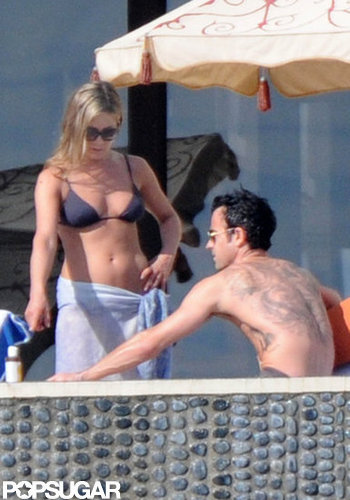 Jennifer Aniston Kisses Justin Poolside During a Bikini-Filled NYE Jennifer Aniston Kisses Justin Poolside During a Bikini-Filled NYE
