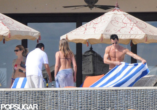 Jennifer Aniston Kisses Justin Poolside During a Bikini-Filled NYE Jennifer Aniston Kisses Justin Poolside During a Bikini-Filled NYE