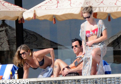 Jennifer Aniston Kisses Justin Poolside During a Bikini-Filled NYE Jennifer Aniston Kisses Justin Poolside During a Bikini-Filled NYE