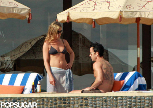 Jennifer Aniston Kisses Justin Poolside During a Bikini-Filled NYE Jennifer Aniston Kisses Justin Poolside During a Bikini-Filled NYE
