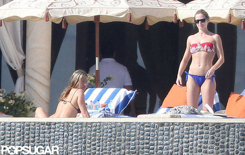 Jennifer Aniston Kisses Justin Poolside During a Bikini-Filled NYE Jennifer Aniston Kisses Justin Poolside During a Bikini-Filled NYE