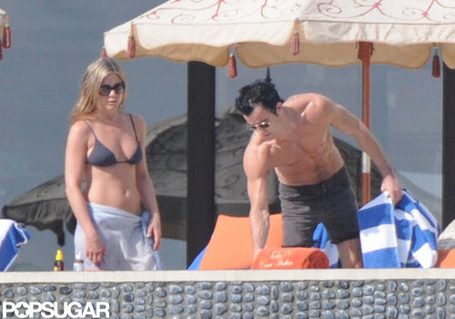 Jennifer Aniston Kisses Justin Poolside During a Bikini-Filled NYE Jennifer Aniston Kisses Justin Poolside During a Bikini-Filled NYE