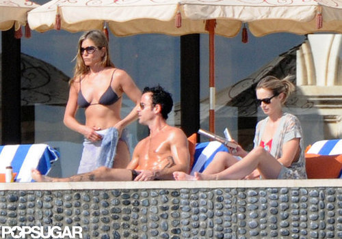 Jennifer Aniston Kisses Justin Poolside During a Bikini-Filled NYE Jennifer Aniston Kisses Justin Poolside During a Bikini-Filled NYE