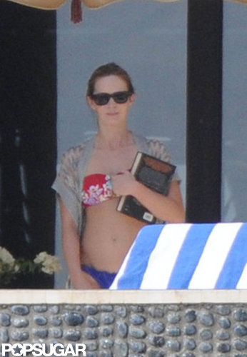 Jennifer Aniston Kisses Justin Poolside During a Bikini-Filled NYE Jennifer Aniston Kisses Justin Poolside During a Bikini-Filled NYE