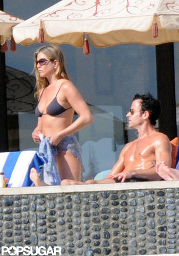 Jennifer Aniston Kisses Justin Poolside During a Bikini-Filled NYE Jennifer Aniston Kisses Justin Poolside During a Bikini-Filled NYE