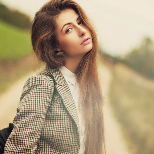 Easy Hair Tips to De-Frizz and Smooth Your Strands: