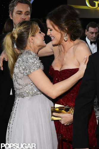Pregnant Kristen Bell hugged Jennifer Garner inside the Golden Globes.
Pregnant Kristen Bell hugged Jennifer Garner inside the Golden Globes.