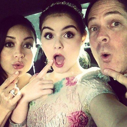 Ariel Winter made silly faces with her family on the way to the Globes.
Source: Twitter user arielwinter1
Ariel Winter made silly faces with her family on the way to the Globes.
Source: Twitter user arielwinter1